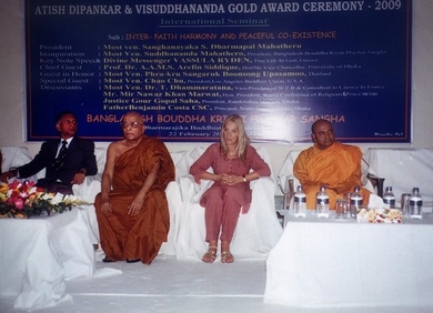 Nejctihodnej Suddhananda Mahathero s Vassulou a hosami